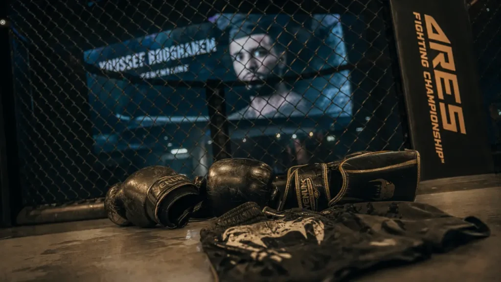 Combat mma youssef boughanem en cage ARES, gants et protège-tibia