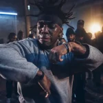 Danser le krump en studio béton : bras en action, cercle de danseurs