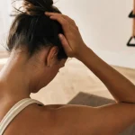 Exercices cou musculation : isométrie du cou sans matériel, main sur le front