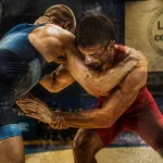 Sports de lutte : deux lutteurs en corps-à-corps, entraînement sur tapis (lutte libre, gréco-romaine, sénégalaise).