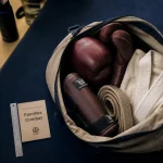 Tous les sports de combats : gants, protège-tibias, kimono sur tapis de pratique